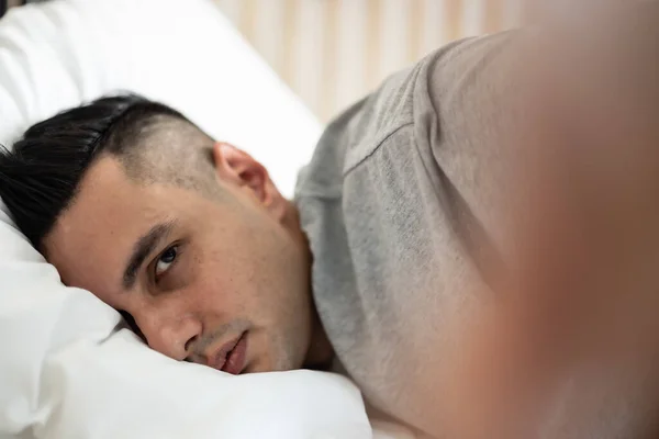 Fauler Mann Verschlafen Spät Aufwachen Oft Wahnsinnig Auf Den Wecker — Stockfoto
