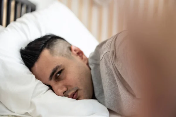 Uomo Pigro Dorme Troppo Sveglia Tardi Colpisce Spesso Sveglia Con — Foto Stock