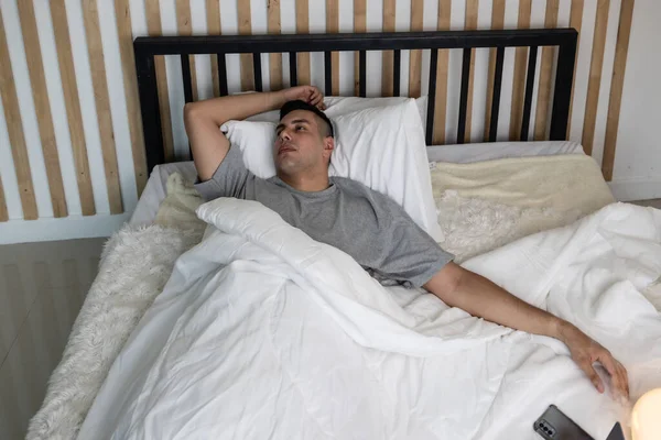 Homem Preguiçoso Dormindo Demais Acorda Tarde Acerta Despertador Frequentemente Com — Fotografia de Stock