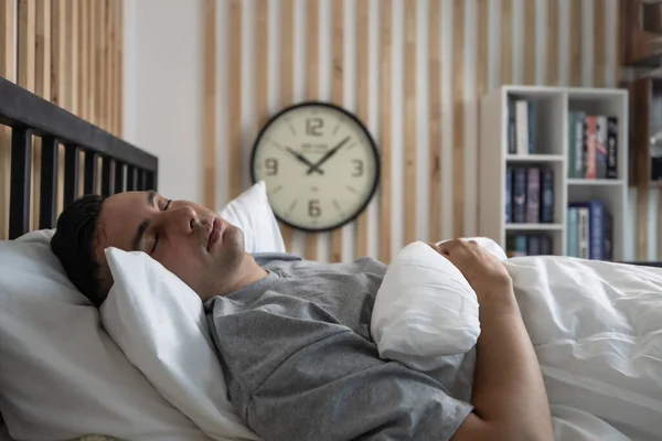Uomo Pigro Dorme Troppo Sveglia Tardi Colpisce Spesso Sveglia Con — Foto Stock