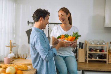 Evli çiftler iş günlerine bakmadan önce birkaç hassas dakika geçirirler. Paylaşmak, gülmek, alay etmek, birbirine ekmek ve içecek vermek, karşılıklı anlayış, sempati ve destekleyici bir hayat arkadaşı