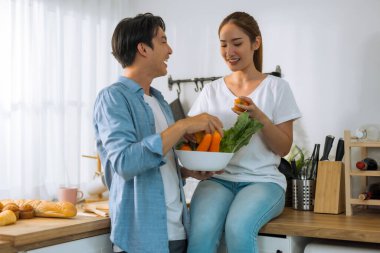 Evli çiftler iş günlerine bakmadan önce birkaç hassas dakika geçirirler. Paylaşmak, gülmek, alay etmek, birbirine ekmek ve içecek vermek, karşılıklı anlayış, sempati ve destekleyici bir hayat arkadaşı