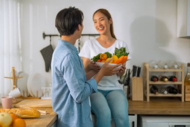 Evli çiftler iş günlerine bakmadan önce birkaç hassas dakika geçirirler. Paylaşmak, gülmek, alay etmek, birbirine ekmek ve içecek vermek, karşılıklı anlayış, sempati ve destekleyici bir hayat arkadaşı