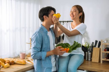 Evli çiftler iş günlerine bakmadan önce birkaç hassas dakika geçirirler. Paylaşmak, gülmek, alay etmek, birbirine ekmek ve içecek vermek, karşılıklı anlayış, sempati ve destekleyici bir hayat arkadaşı