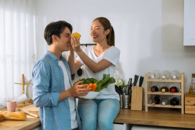 Evli çiftler iş günlerine bakmadan önce birkaç hassas dakika geçirirler. Paylaşmak, gülmek, alay etmek, birbirine ekmek ve içecek vermek, karşılıklı anlayış, sempati ve destekleyici bir hayat arkadaşı