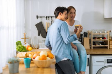 Evli çiftler iş günlerine bakmadan önce birkaç hassas dakika geçirirler. Paylaşmak, gülmek, alay etmek, birbirine ekmek ve içecek vermek, karşılıklı anlayış, sempati ve destekleyici bir hayat arkadaşı