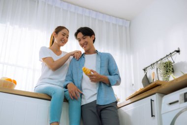 Evli çiftler iş günlerine bakmadan önce birkaç hassas dakika geçirirler. Paylaşmak, gülmek, alay etmek, birbirine ekmek ve içecek vermek, karşılıklı anlayış, sempati ve destekleyici bir hayat arkadaşı