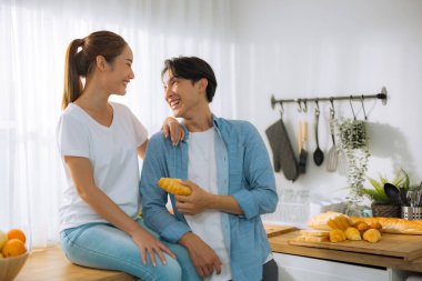 Evli çiftler iş günlerine bakmadan önce birkaç hassas dakika geçirirler. Paylaşmak, gülmek, alay etmek, birbirine ekmek ve içecek vermek, karşılıklı anlayış, sempati ve destekleyici bir hayat arkadaşı