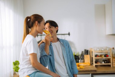 Evli çiftler iş günlerine bakmadan önce birkaç hassas dakika geçirirler. Paylaşmak, gülmek, alay etmek, birbirine ekmek ve içecek vermek, karşılıklı anlayış, sempati ve destekleyici bir hayat arkadaşı