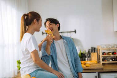 Evli çiftler iş günlerine bakmadan önce birkaç hassas dakika geçirirler. Paylaşmak, gülmek, alay etmek, birbirine ekmek ve içecek vermek, karşılıklı anlayış, sempati ve destekleyici bir hayat arkadaşı