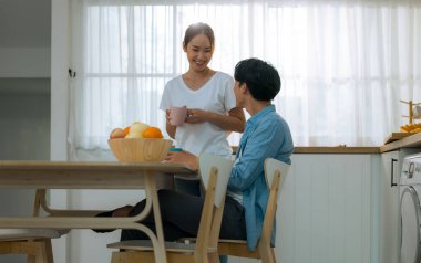 Evli çiftler iş günlerine bakmadan önce birkaç hassas dakika geçirirler. Paylaşmak, gülmek, alay etmek, birbirine ekmek ve içecek vermek, karşılıklı anlayış, sempati ve destekleyici bir hayat arkadaşı