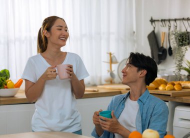 Evli çiftler iş günlerine bakmadan önce birkaç hassas dakika geçirirler. Paylaşmak, gülmek, alay etmek, birbirine ekmek ve içecek vermek, karşılıklı anlayış, sempati ve destekleyici bir hayat arkadaşı