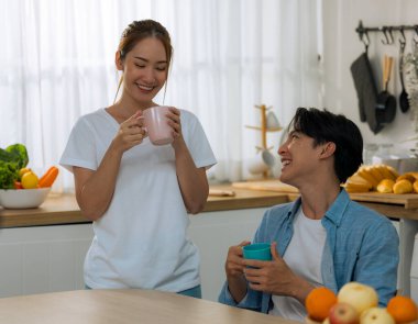 Evli çiftler iş günlerine bakmadan önce birkaç hassas dakika geçirirler. Paylaşmak, gülmek, alay etmek, birbirine ekmek ve içecek vermek, karşılıklı anlayış, sempati ve destekleyici bir hayat arkadaşı