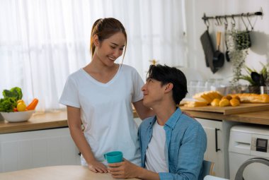 Evli çiftler iş günlerine bakmadan önce birkaç hassas dakika geçirirler. Paylaşmak, gülmek, alay etmek, birbirine ekmek ve içecek vermek, karşılıklı anlayış, sempati ve destekleyici bir hayat arkadaşı