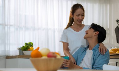 Evli çiftler iş günlerine bakmadan önce birkaç hassas dakika geçirirler. Paylaşmak, gülmek, alay etmek, birbirine ekmek ve içecek vermek, karşılıklı anlayış, sempati ve destekleyici bir hayat arkadaşı