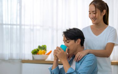 Evli çiftler iş günlerine bakmadan önce birkaç hassas dakika geçirirler. Paylaşmak, gülmek, alay etmek, birbirine ekmek ve içecek vermek, karşılıklı anlayış, sempati ve destekleyici bir hayat arkadaşı