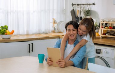 Evli çiftler iş günlerine bakmadan önce birkaç hassas dakika geçirirler. Paylaşmak, gülmek, alay etmek, birbirine ekmek ve içecek vermek, karşılıklı anlayış, sempati ve destekleyici bir hayat arkadaşı