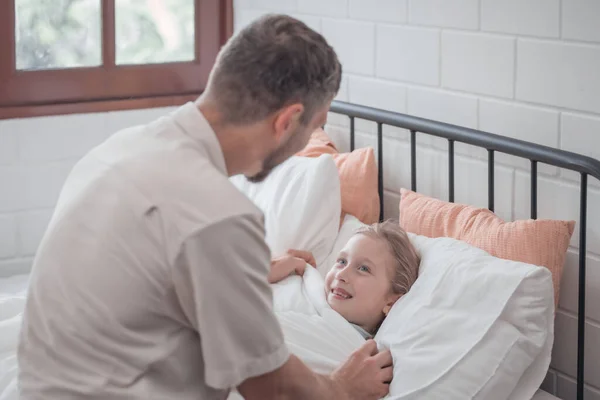 Pai Cantando Sua Filha Para Dormir Proporcionando Conforto Apoio Segurança — Fotografia de Stock