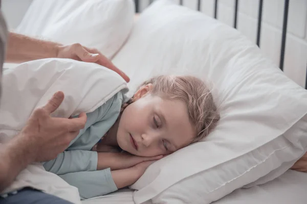 Father Singing His Daughter Sleep Providing Comfort Support Security Focusing — Stock Photo, Image