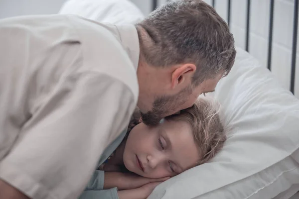 Padre Che Canta Sua Figlia Dormire Fornendo Conforto Sostegno Sicurezza — Foto Stock