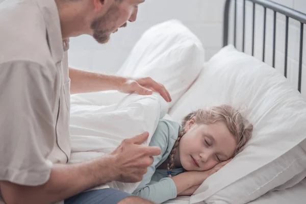 Father Singing His Daughter Sleep Providing Comfort Support Security Focusing — Stock Photo, Image