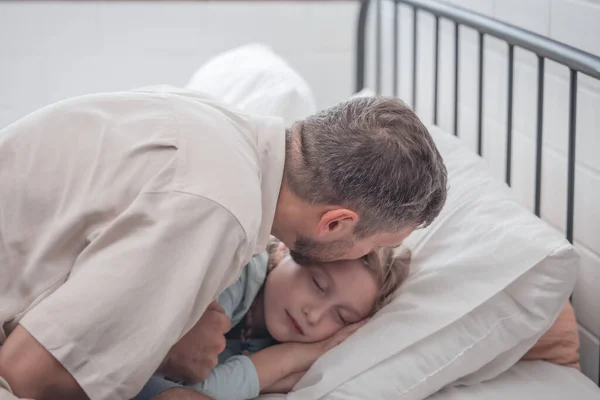 Babası Kızını Uyutmak Için Şarkı Söylüyor Rahatlık Destek Güvenlik Sağlıyor — Stok fotoğraf