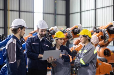 Robotik teknik ve işlevsel takımlar yazılım ve bilgisayar kontrollü makine araçlarının performansını izlemek için birlikte çalışırlar. Sorun giderme, mevcut programı daha verimli hale getirmek için güncelleme.