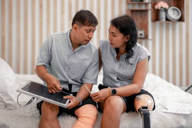 Çiftler yenilenebilir kaynak kullanımında verimliliği değerlendirirler. Güneş panelleri gibi sürdürülebilir konut geliştirmeleri için tasarruf hesapla. Çevre dostu değişiklikler planlayın, bilinçli elektrik tüketimi.