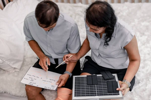 Çiftler Yenilenebilir Kaynak Kullanımında Verimliliği Değerlendirirler Güneş Panelleri Gibi Sürdürülebilir — Stok fotoğraf