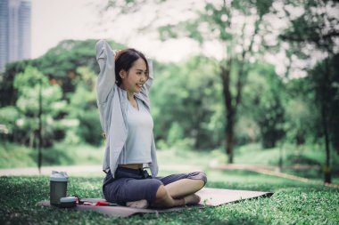 Genç bir dişi, zihin-beden çalışmasının dinginliğini keşfeder. Ruhun kilidini aç, rahatlama esnemesiyle canlılık. Denge bütünsel refah, yavaş hareketin dönüştürücü gücünü kucakla.