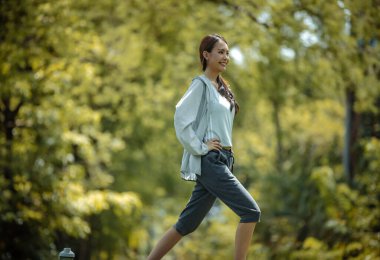 Genç bir dişi, zihin-beden çalışmasının dinginliğini keşfeder. Ruhun kilidini aç, rahatlama esnemesiyle canlılık. Denge bütünsel refah, yavaş hareketin dönüştürücü gücünü kucakla.