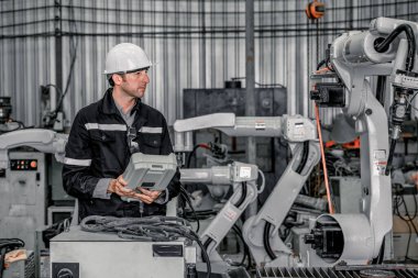 Deneyimli robot teknisyenler otomatikleştirir, kurulur ve kontrol paneli ekranıyla kaynaklama işlemine erişim sağlar. Üretim hatları tekrarlanabilir, güvenilir, tutarlı ve kendi kendine kontrol edilebilir..