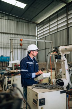 Deneyimli robot teknisyenler otomatikleştirir, kurulur ve kontrol paneli ekranıyla kaynaklama işlemine erişim sağlar. Üretim hatları tekrarlanabilir, güvenilir, tutarlı ve kendi kendine kontrol edilebilir..