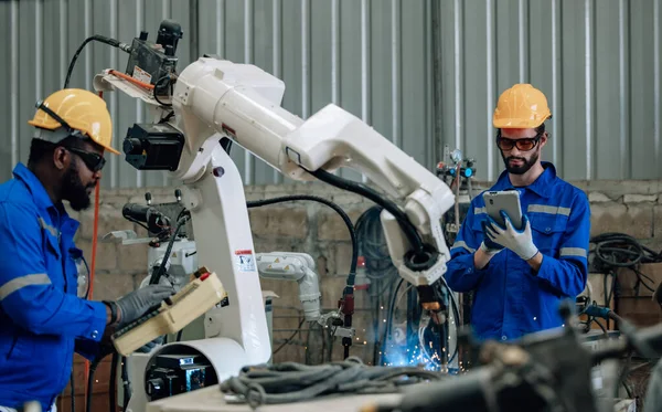 Deneyimli Robot Teknisyenler Otomatikleştirir Kurulur Kontrol Paneli Ekranıyla Kaynaklama Işlemine — Stok fotoğraf