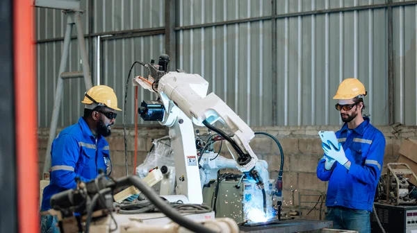 Des Techniciens Robotisés Expérimentés Automatisent Configurent Donnent Accès Processus Soudage — Photo