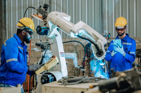 Erfahrene Robotertechniker Automatisieren Richten Ein Und Verschaffen Über Ein Bedienfeld — Stockfoto