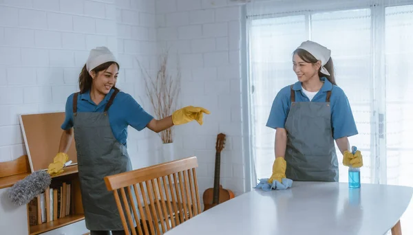 Entusiástico Senhora Limpeza Casa Fazer Várias Tarefas Com Responsabilidade Usando — Fotografia de Stock