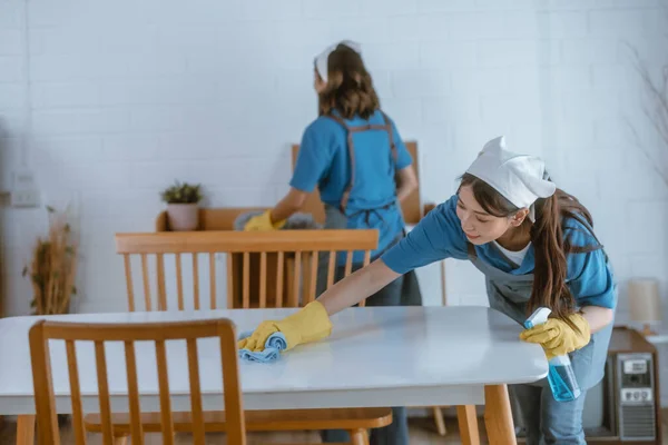 Энтузиастская Уборщица Дома Выполняет Различные Задачи Ответственностью Использование Швабры Метлы — стоковое фото