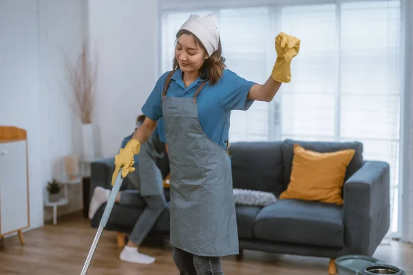 Entuzjastyczna Sprzątaczka Wykonuje Różne Zadania Odpowiedzialnością Używanie Mopa Miotły Pralki — Zdjęcie stockowe