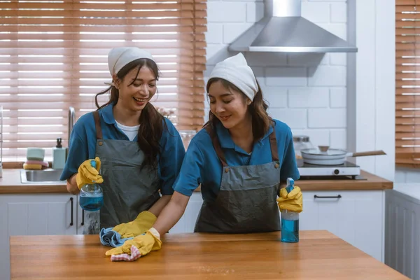Энтузиастская Уборщица Дома Выполняет Различные Задачи Ответственностью Использование Швабры Метлы — стоковое фото