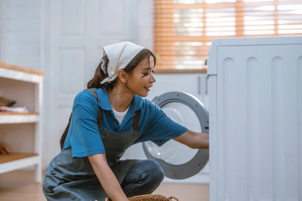 Entusiástico Senhora Limpeza Casa Fazer Várias Tarefas Com Responsabilidade Usando — Fotografia de Stock