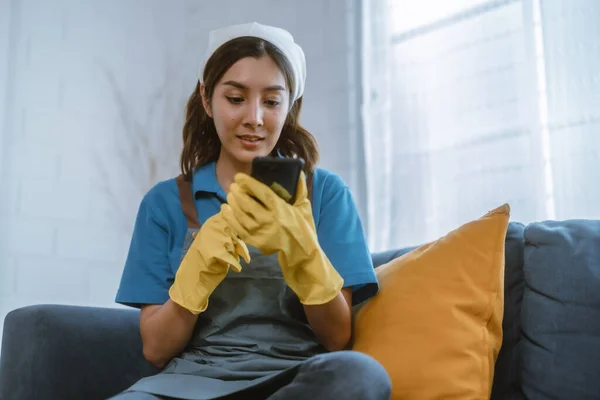 熱狂的な家のクリーニングの女性は責任と様々な仕事をする モップ ほうき 洗濯機 拭くために掃除用品 スクラブ およびほこりの家具 ガラス製品 料理を使用して — ストック写真