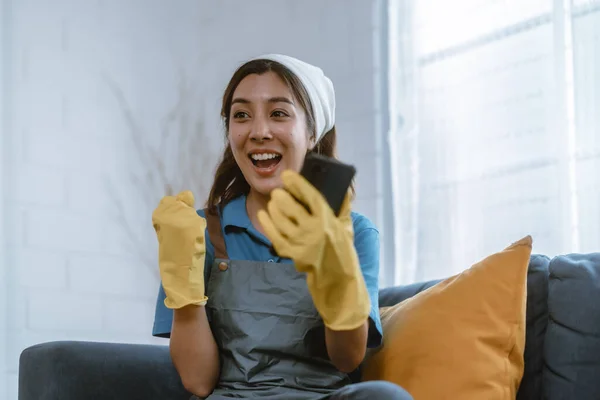熱狂的な家のクリーニングの女性は責任と様々な仕事をする モップ ほうき 洗濯機 拭くために掃除用品 スクラブ およびほこりの家具 ガラス製品 料理を使用して — ストック写真