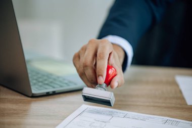 Kararlı işletme yöneticisi izin vermeden önce öneri sözleşmesini dikkatlice analiz eder. Proje onaylandığında, başarılı sonuçlar alınması için ciddi bir şekilde değerlendirilir..