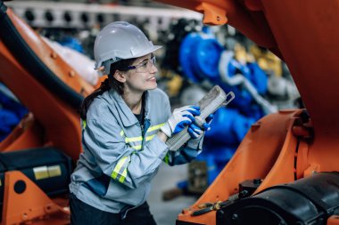 Robot teknisyenleri kontrol panelini fabrikada robotik kolu çalıştırmak için kullanır. Verimliliği, verimliliği ve güvenliği izleme, veri tabanını analiz etme ve süreçleri birleştirme yoluyla sağlamak.