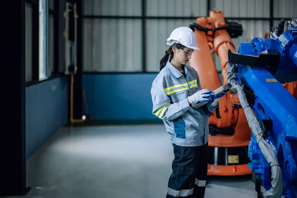 Technicien Robotisé Utilise Panneau Commande Pour Fonctionner Maintenir Bras Robotisé — Photo