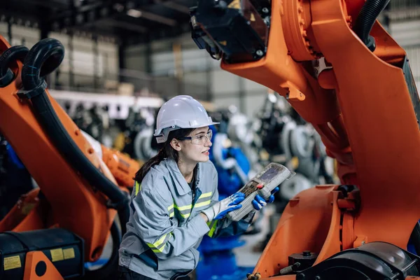 Robot Teknisyenleri Kontrol Panelini Fabrikada Robotik Kolu Çalıştırmak Için Kullanır — Stok fotoğraf