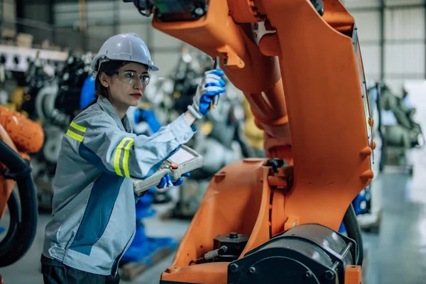 Robotický Technik Používá Ovládací Panel Ovládání Udržování Robotického Ramene Továrně — Stock fotografie