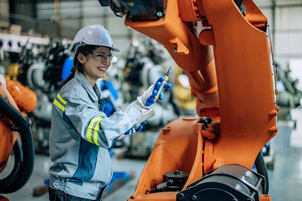 Robot Teknisyenleri Kontrol Panelini Fabrikada Robotik Kolu Çalıştırmak Için Kullanır — Stok fotoğraf