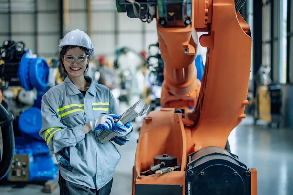 Robotertechniker Nutzt Schalttafel Roboterarm Der Fabrik Bedienen Warten Sicherstellung Von — Stockfoto